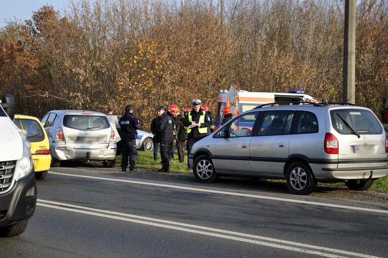 Wieliszew Kolizja 3 samochodów na Warszawskiej w Michałowie Reginowie