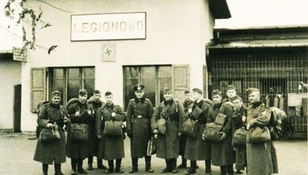 Żołnierze z 581. Batalionu Wartowniczego (Wach-Bataillon 581) przed dworcem w Legionowie, 6 marca 1941 r. (zbiory J. E. Szczepańskiego).