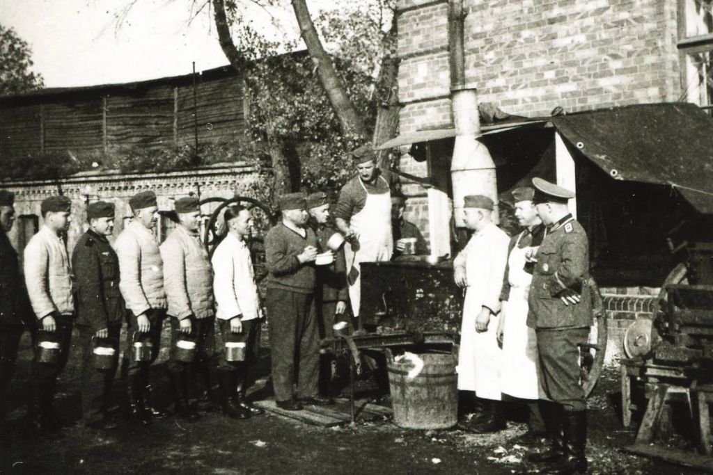 Niemiecka kuchnia polowa przy budynku koszarowym, obecnie ul. Strużańska 2 D, 7 listopada 1939 r. (ze zbiorów J. Szczepańskiego)