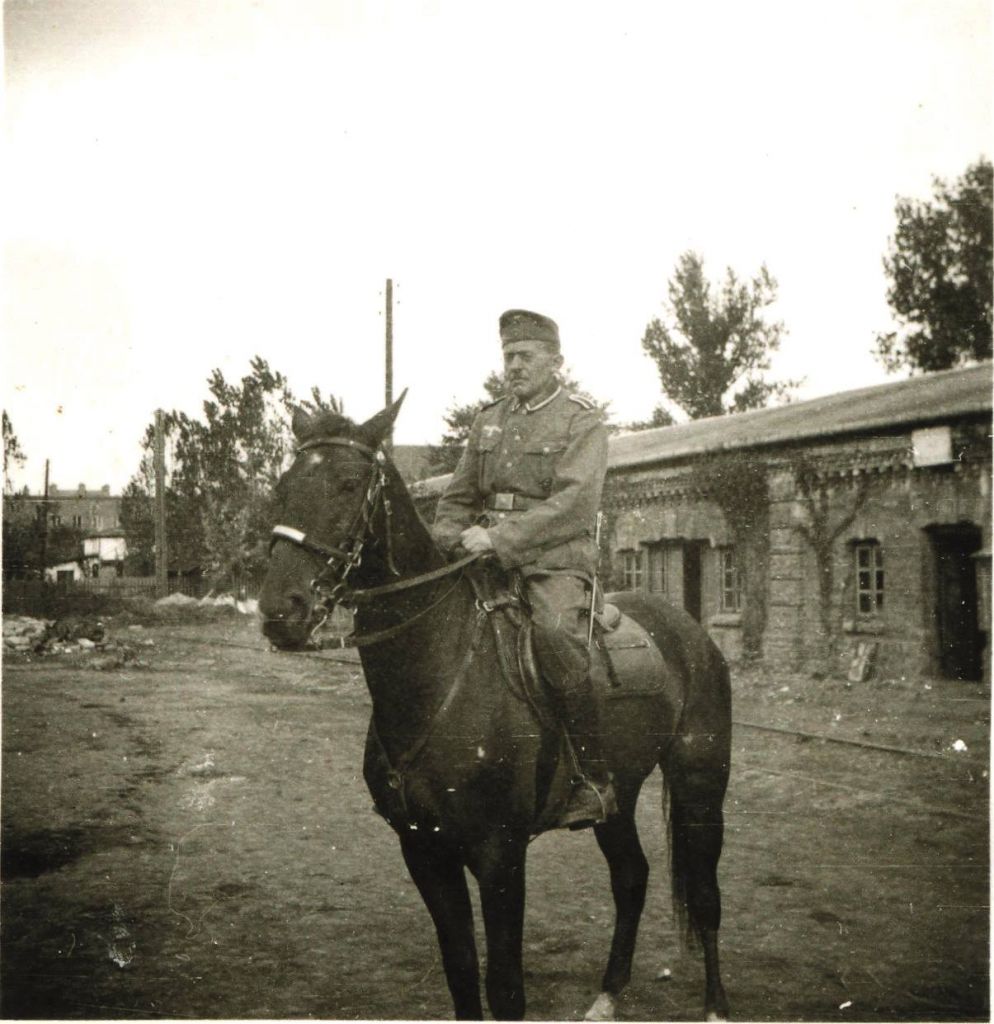 Plutonowy Hoffmann – szef taborów w 73. kompanii, listopad 1939 r. Obecnie na miejscu parterowego budynku znajduje się szpital wojskowy (ze zbiorów J. Szczepańskiego).