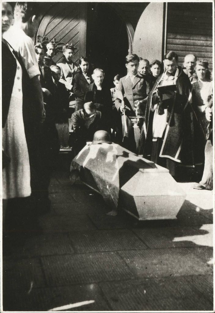Ksiądz Wacław Szelenbaum nad trumną Sławka Klejmenta przed kościołem parafialnym w Legionowie, 5 sierpnia 1944 r. Celebracja powstańczych pogrzebów miała być przyczyną jego aresztowania i zamordowania przez Niemców pod koniec sierpnia 1944 r. (ze zbiorów Muzeum Historycznego w Legionowie).