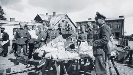Legionowski rynek u zbiegu z ul. Sienkiewicza, 1941 r. (z kolekcji Jacka Szczepańskiego).