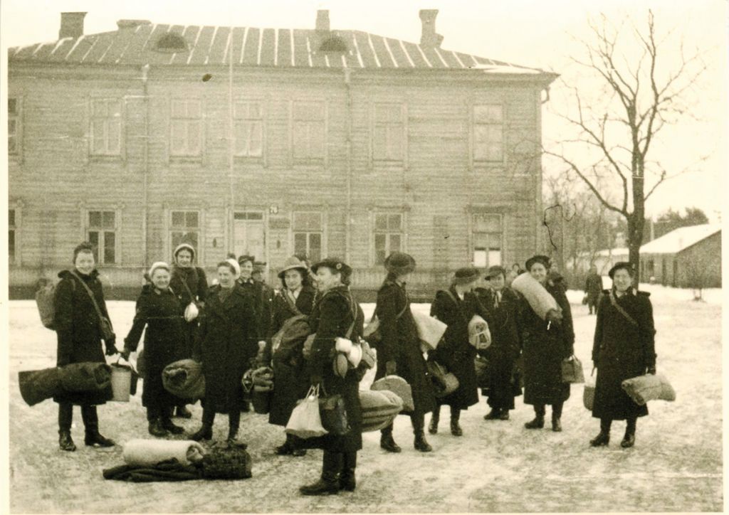 Siostry Niemieckiego Czerwonego Krzyża przed budynkiem byłego dowództwa 2. Batalionu Balonowego, 27 lutego 1942 r. (zbiory J. E. Szczepańskiego).