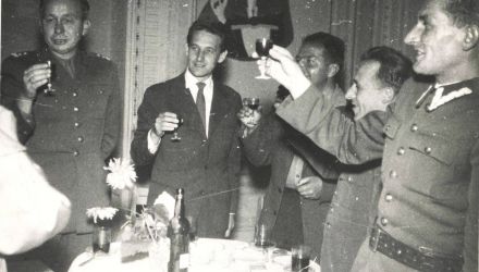 Prapremiera w Zegrzu. W środku reżyser Andrzej Wajda, po jego prawej stronie autor scenariusza Wojciech Żukrowski (kronika OSŁ 1959).