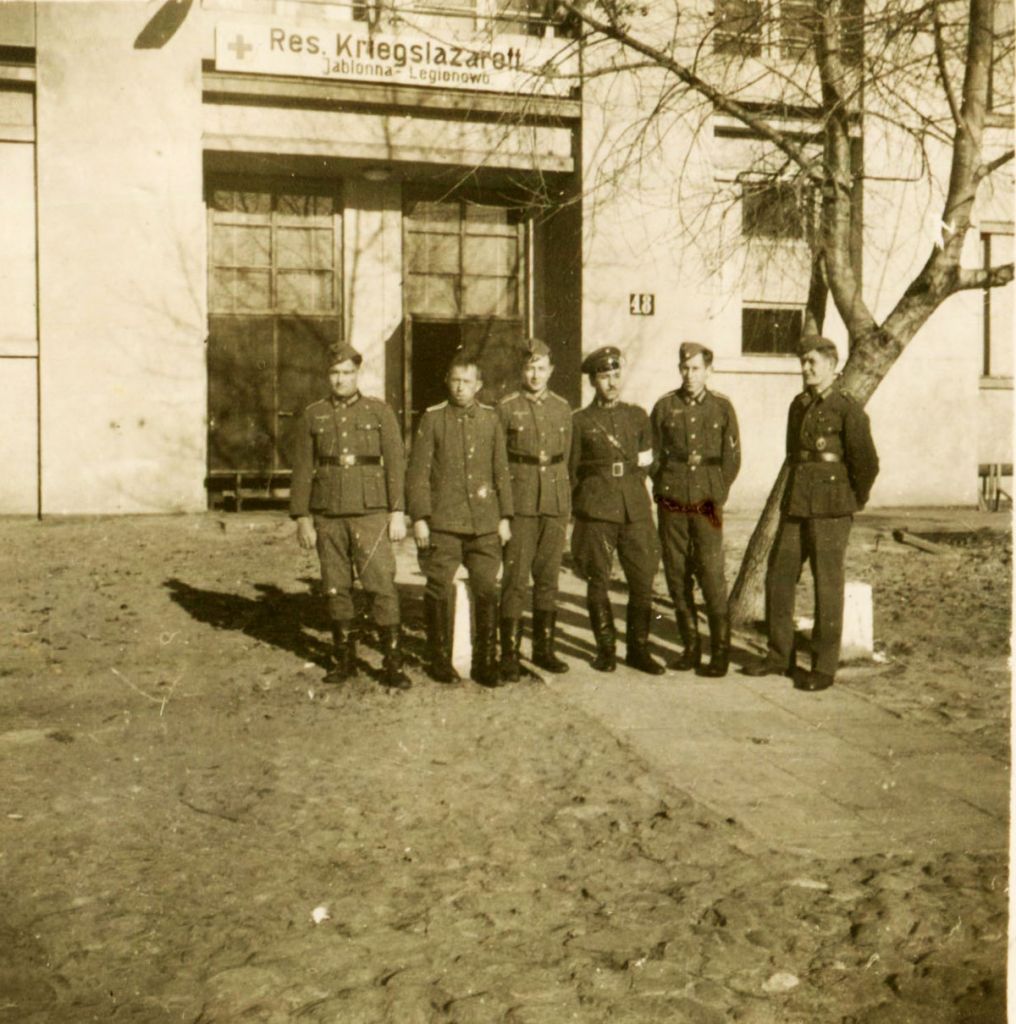Wejście do głównego gmachu szpitala: Reserve Kriegslazarett Jablonna-Legionowo, ok. 1942 r. Pozują tu rekonwalescenci z Wehrmachtu i bułgarscy wojskowi. Współcześnie to budynek dydaktyczny Centrum Szkolenia Policji (zbiory J. E. Szczepańskiego)