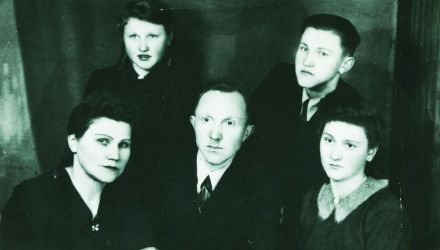 Okupacyjne zdjęcie rodziny Skonieckich wykonane w Legionowie. Od lewej siedzą: Władysława, Jan, Krystyna, stoją Anna Barbara i Jerzy (zbiory rodzinne Hanny Kossowskiej)