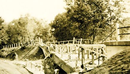 Mostek nad Kanałem Bródnowskim koło dzisiejszego Centrum Szkolenia Policji, 15 września 1939 r. (ze zbiorów J. E. Szczepańskiego)