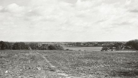 Teren zniszczonego cmentarza, 1978 r. (fot. J. Jaśkiewicz-Macek, zbiory IPiTR w Serocku)