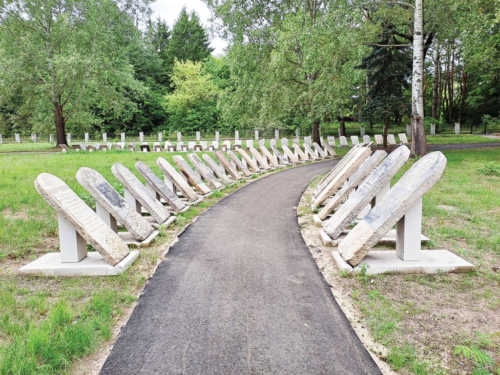 Macewy przeniesione i zainstalowane na cmentarzu, 2023 r. (fot. M. Pakuła)