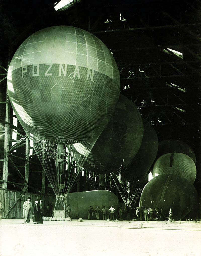 Balony przed startem w zawodach. Wnętrze hangaru 2. Batalionu Balonowego w Legionowie, 25 września 1933 r. (zbiory Muzeum Historycznego w Legionowie)