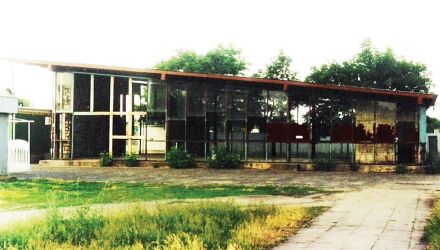 Poczekalnia zbudowana w latach 70. XX w., na zdjęciu tuż przed rozbiórką (fot. M. Zienkowicz, bazakolejowa.pl)