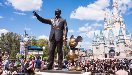 Pomnik Walta Disneya trzymającego za rękę Myszkę Miki, znajdujący się w Disneylandie.