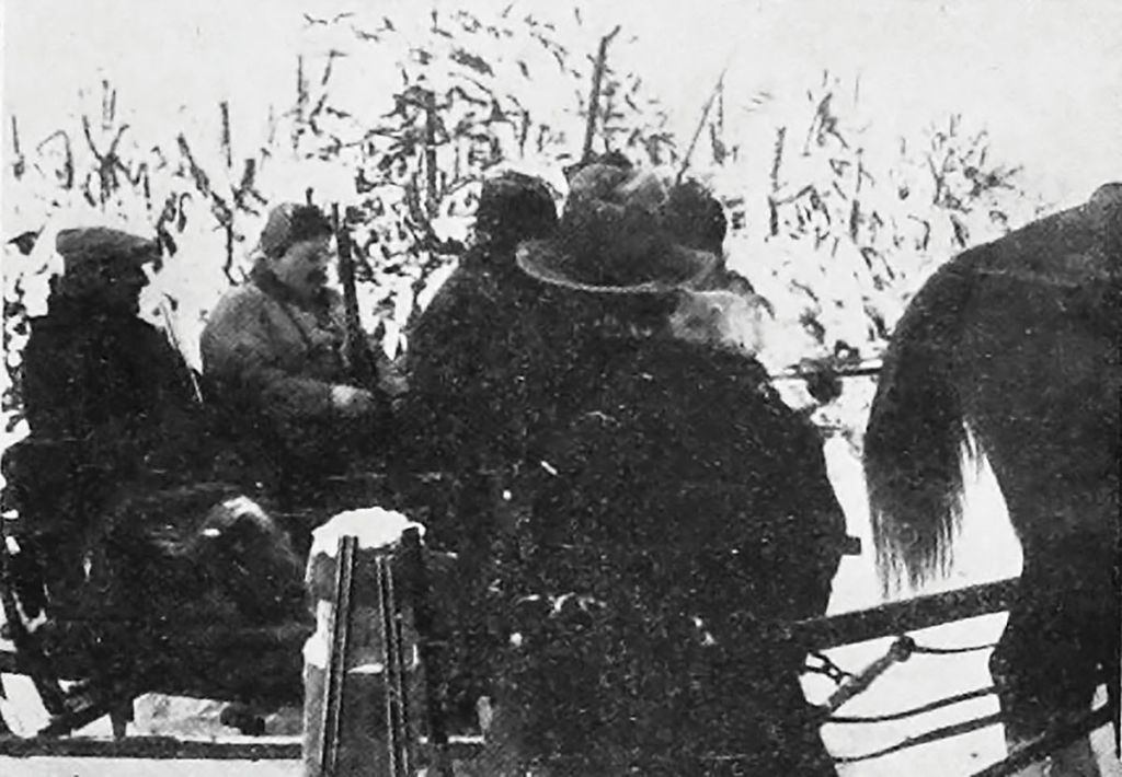 1. Maurycy Potocki (drugi z lewej) na saniach podczas polowania wigilijnego w Jabłonnie, 24 grudnia 1935 r. (fot. K. Kamieński, „Łowiec Polski” 1936, nr 2)