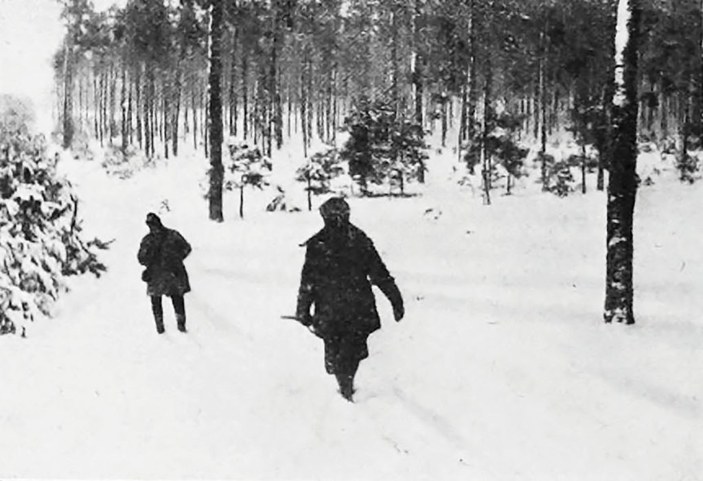 2. Rozprowadzanie myśliwych podczas polowania wigilijnego w Jabłonnie, 24 grudnia 1935 r. (fot. K. Kamieński, „Łowiec Polski” 1936, nr 2)
