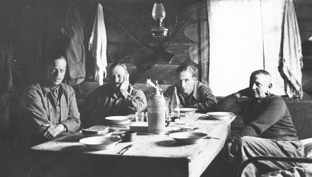 Maurycy Potocki (drugi z lewej) wśród uczestników polowania podczas śniadania w leśniczówce nad jeziorem Wygonowskim, wrzesień 1931 r. (Narodowe Archiwum Cyfrowe)
