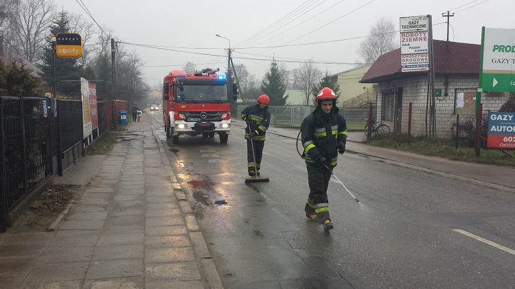 Strażacy oczyszczają ulicę