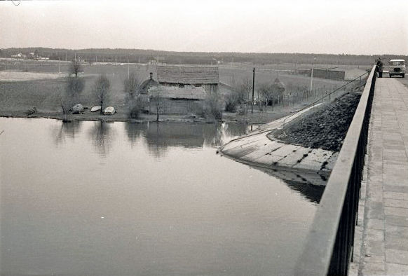 1966. Jachranka. Wypełnianie wodą Zalewu Zegrzyńskiego