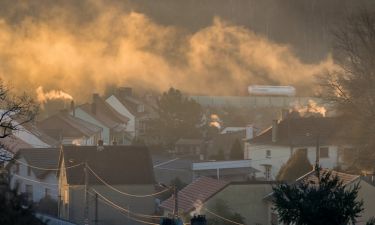Luftverschmutzung Smog über einem Dorf - Air pollution smog over a village