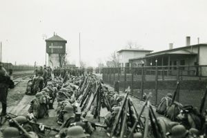 Broń i oporządzenie niemieckich żołnierzy. Stacja Legionowo, 1940 r. (zbiory J. E. Szczepańskiego).