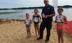 Dzielnicowy na plaży w Serocku uczy dzieci i dorosłych jak bezpiecznie spędzać czas nad wodą 1 fot. KPP w Legionowie