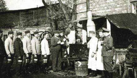 Niemiecka kuchnia polowa przy budynku koszarowym, obecnie ul. Strużańska 2 D, 7 listopada 1939 r. (ze zbiorów J. Szczepańskiego)