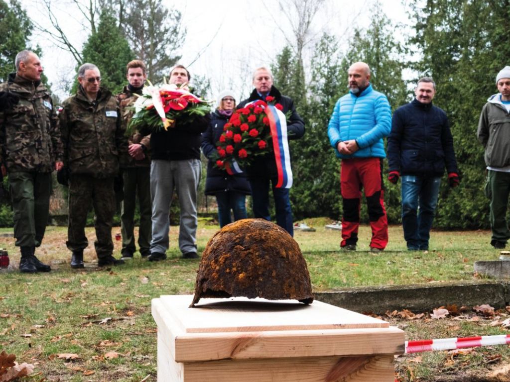 Pochówek na cmentarzu wojennym w Białobrzegach (fot. IPN)