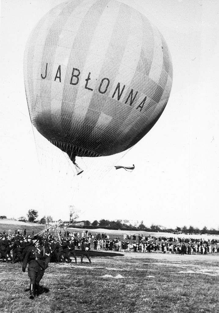 Balon „Jabłonna” przed startem do lotu zakończonego lądowaniem w Czechosłowacji. Toruniu, 26 maja 1935 r. (Narodowe Archiwum Cyfrowe). 