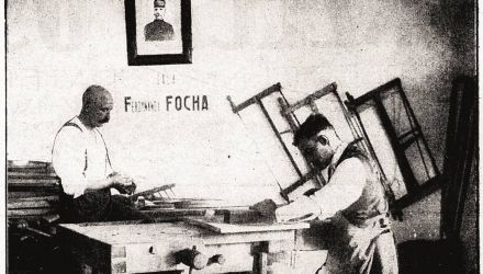 Sala im. marszałka Ferdynanda Focha w zakładzie inwalidzkim w Chotomowie. Były kanonier wykonuje pracę szczotkarza, a ułan bez nóg został stolarzem, 1927 r. (fot. A. Sitkowski, „Rzeczpospolita. Niedzielny Dodatek Ilustrowany” 1927, nr 57, s. 2).