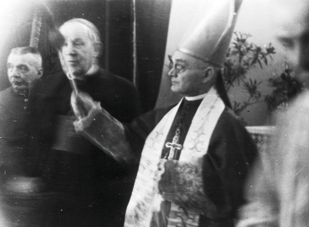 Nuncjusz papieski abp Filippo Cortesi podczas poświęcenia Zakładu dla sierot w Chotomowie. Obok stoi biskup Stanisław Gall. 19 czerwca 1937 r. (Narodowe Archiwum Cyfrowe).
