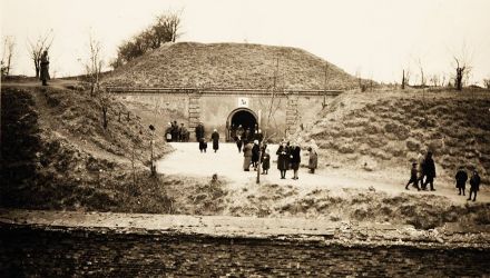 Obóz przejściowy w forcie w Pomiechówku w 1941 r. (Zdjęcie dzięki uprzejmości Fundacji Fort III Pomiechówek, z zasobów ŻIH)