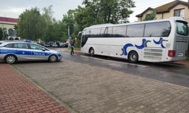 Policyjna kontrola autokaru przed zabraniem dzieci na wycieczkę fot. KPP w Legionowie