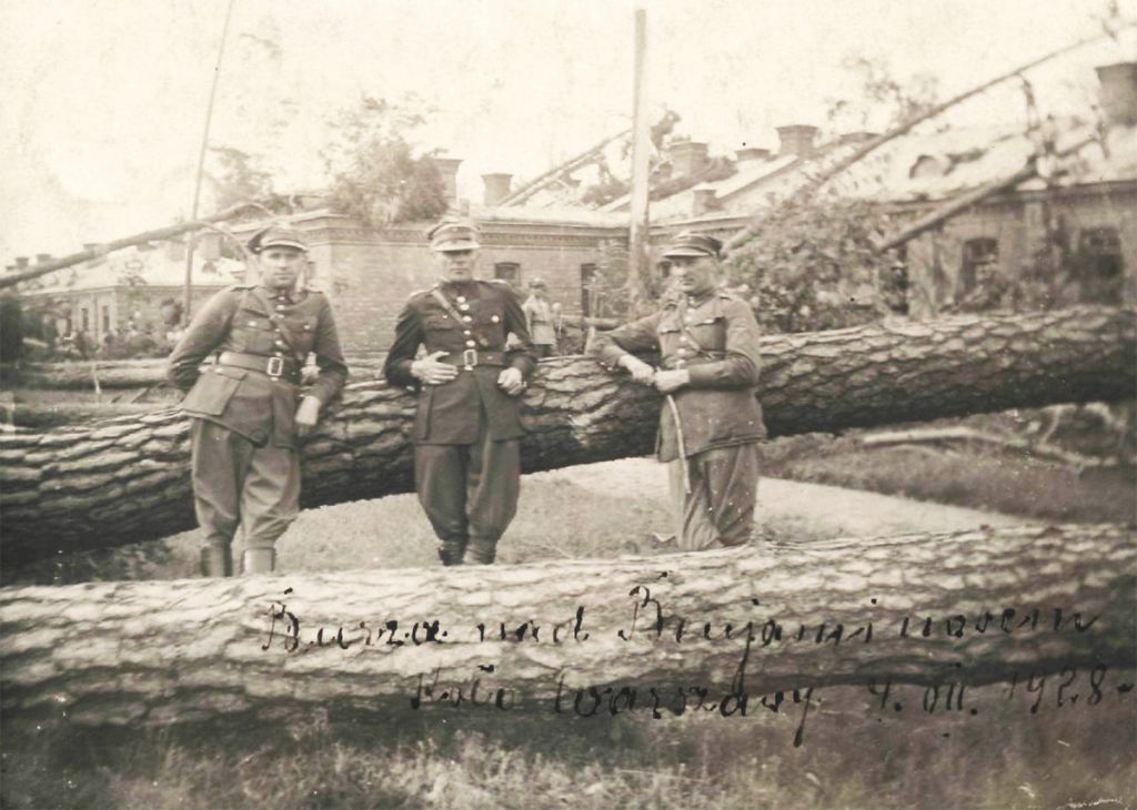 Koszary w Beniaminowie (Białobrzegach), 1928 r. W środku dowódca 2. batalionu mjr Mieczysław Ornatowski (zbiory ŚZPŻŁ)