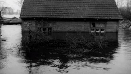 Powódź na Narwi w 1979 r. (kadr z Polskiej Kroniki Filmowej, repozytorium.fn.org.pl)