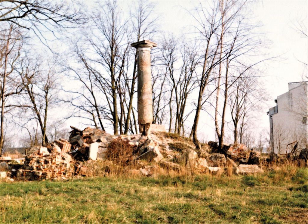 Kolumna toskańska ocalała po wysadzeniu kościoła w 1987 r. (fot. J. Miłosz)