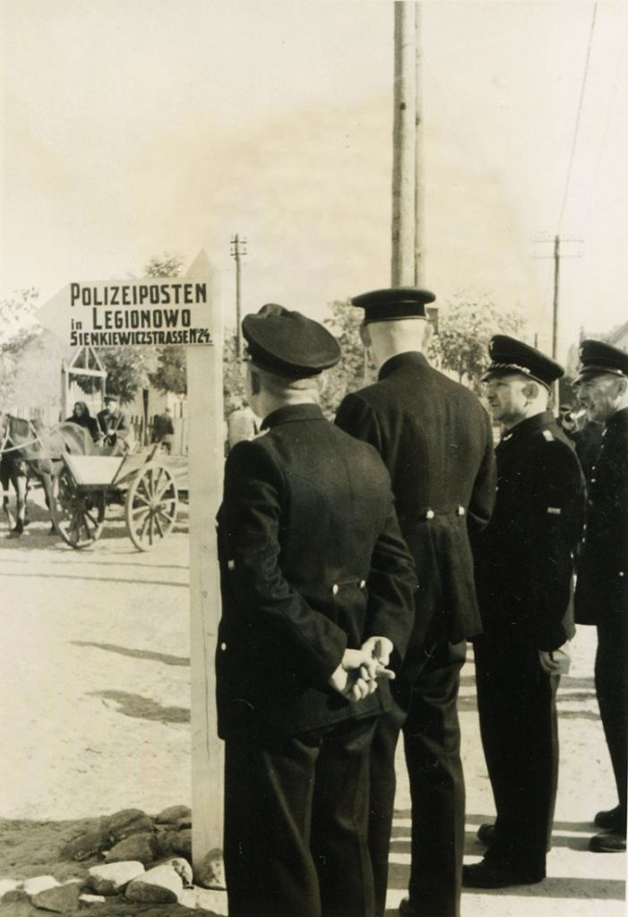 Niemieccy kolejarze u zbiegu ulic J. Piłsudskiego i H. Sienkiewicza, Legionowo ok. 1941 r. (z kolekcji J. E. Szczepańskiego)