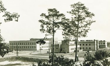 Gmach szkolny i hotel Centrum Wyszkolenia Kolejowego w Legionowie, 1942 r. 
(zbiory J. E. Szczepańskiego)