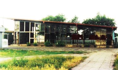 Poczekalnia zbudowana w latach 70. XX w., na zdjęciu tuż przed rozbiórką (fot. M. Zienkowicz, bazakolejowa.pl)