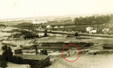 Panorama Bukowca C z zaznaczonym przyczółkiem mostu kolejowego, 21 IX 1939 r. (zbiory J. Szczepańskiego)