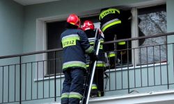 Strażacy weszli do mieszkania przez okno (fot. arch. GP)