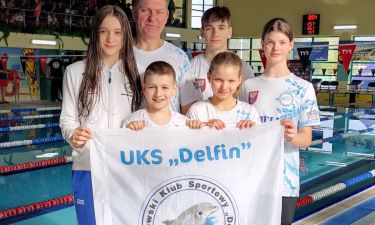 Zawodnicy UKS Delfin Legionowo z trenerem podczas zawodów w Mławie (fot. UKS Delfin Legionowo)