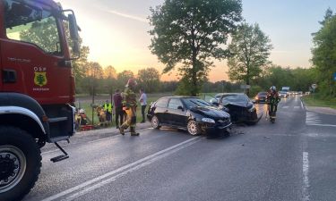 Zdrzenie dwóch aut w Komornicy na skrzyżowaniu ulicy Nasielskiej i Współnej 1 (fot. P.Mostowiec)