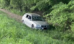 BMW stojące w pobliżu wału przeciwpowodziowego w Jabłonnie (fot. Czytelnik)