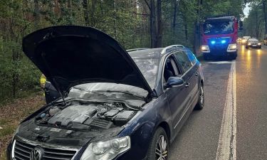 Pożar w komorze silnika samochodu osobowego na DW 631 (fot. KP PSP w Wołominie)