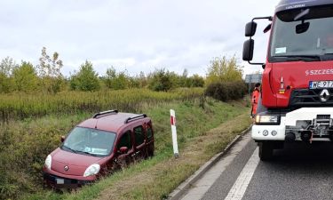 Kierowca samochodu osobowego zjechał do rowu z obwodnicy Jabłonny (fot. KP PSP w Legionowie) 1