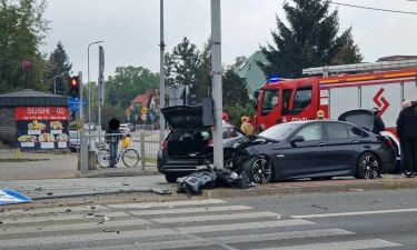 Zderzenie BMW i Toyoty na skrzyżowaniu Warszawskiej z Zakopiańską (fot. GP.kg) 2