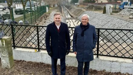 Prezydent Legionowa Bogdan Kiełbasiński w obecności Prezesa PWK Grzegorza Gruczka podczas oględzin stanu zaawansowania prac na zbiorniku wód deszczowych przy ul. Pałacowej