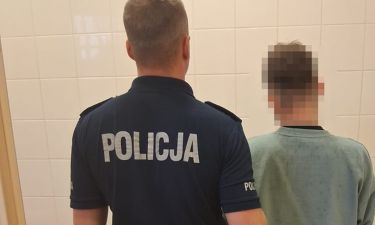Policjant z zatrzymanym 33-latkiem (fot. KPP w Legionowie)