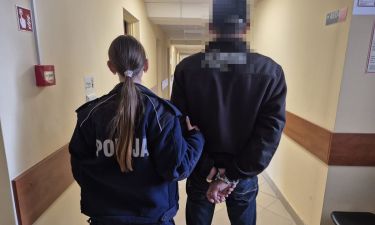 Policjantka z zatrzymanym 53-latkiem (fot. KPP w Legionowie)