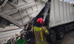 Pożar odpadów w śmieciarce w pobliżu KP PSP w Legionowie (fot. KP PSP w Legionowie) 1