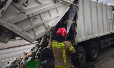 Pożar odpadów w śmieciarce w pobliżu KP PSP w Legionowie (fot. KP PSP w Legionowie) 1